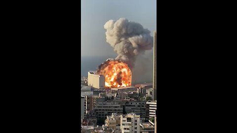 From the middle of the sea 😎 A terrifying view of the explosion 💥💣⚓☄of the Beirut port