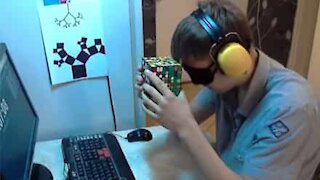 Giovane risolve il cubo di Rubik con gli occhi bendati!