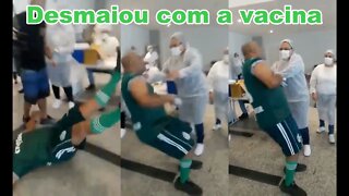 Homem desmaia ao tomar vacina.