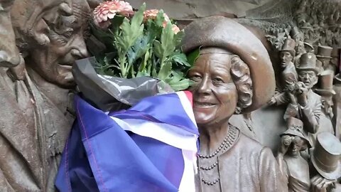 flower's left at yhe King George and Queen mother memorial September 2022 #buckinghampalace