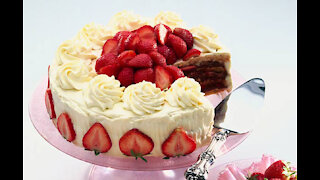 Strawberry cake with lots of cream