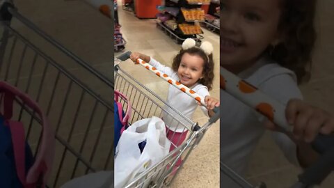 Bebê Fazendo Compras no SUPERMERCADO e aproveitando os precos #shorts #linda #bebe #viral