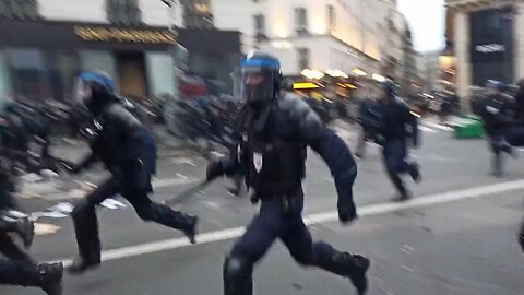 Como todo bom comunista sociopata, Macron está lançando a França no Caos.