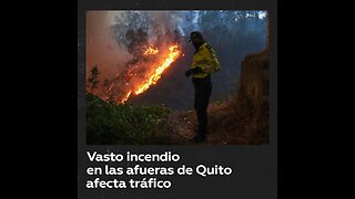 Incendio en Quito obliga a cerrar carreteras cerca del Parque Guápulo