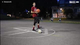 Jovem junta basquetebol e futebol num truque incrível