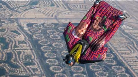 Immagini impressionanti di un lancio in Wingsuit a Dubai