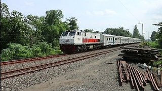 Kereta Api RAPIH DHOHO Lokomotif CC 203 02 02 Melintas Stasiun Ngujang Tulungagung