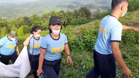 Mga kapulisan ng 1st Laguna Mobile Force Company inakyat ang Mt Bulalo upang taniman ng Puno.