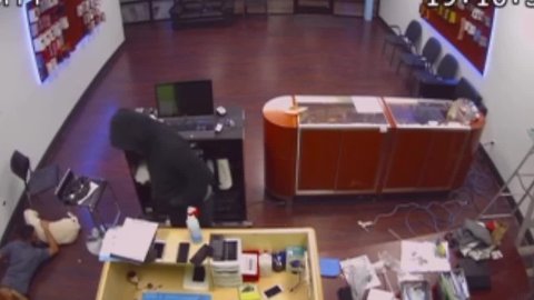 Surveillance video: Man robs cell phone repair shop in Aurora, leaves with about $500