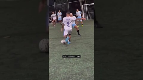 Mc Poze canta e joga tá, racha do maneirinho #shortsviral #viral #futebol #soccer