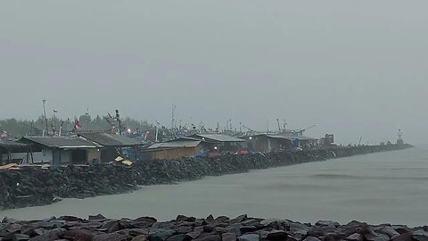 Cuaca ekstrim di Pantai Karangsong Indramayu