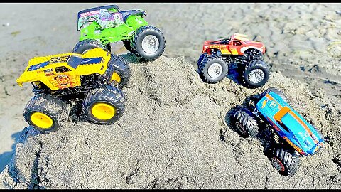 HOT WHEELS MONSTER TRUCKS | MONSTER JAM BEACH DAY | GRAVE DIGGER | MAX-D | EL TORO LOCO | FREESTYLE