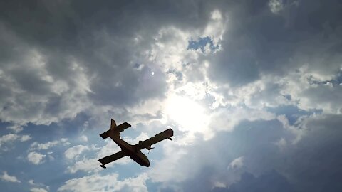 Watch How Planes Collect Water From The Sea To Put Out The Fire!!