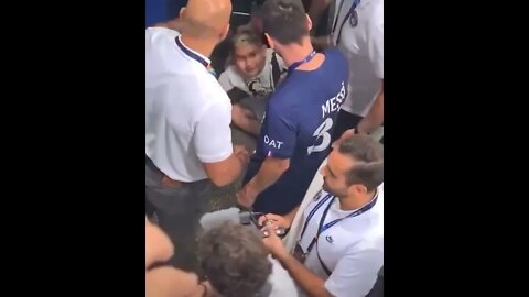 Lionel Messi save fan from security so he could get his selfie