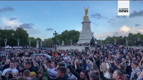 Crowd Outside Buckingham Palace Sings 'God Save The Queen'