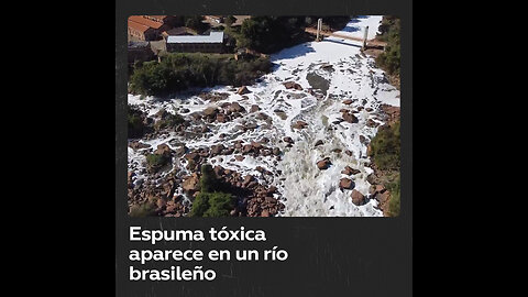 Espesa espuma tóxica cubre el río Tieté en Brasil