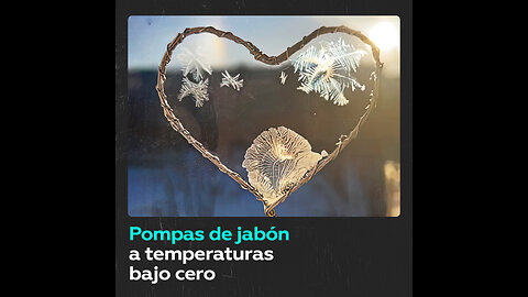 Así se congela el líquido para pompas de jabón en una forma de corazón