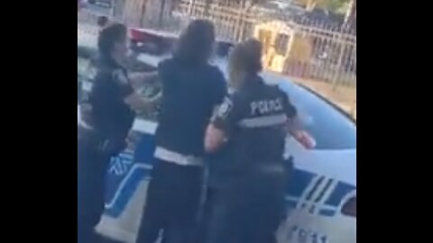 Montreal: Two female police officers helpless against one dude