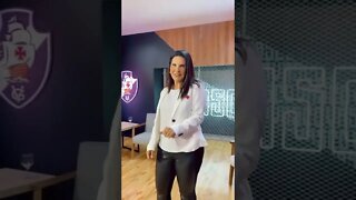 Vanessa Riche convidando a torcida para a transmissão do jogo Volta Redonda x Vasco