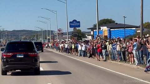 Masses line the streets to welcome Trump in Prairie du Chien, WI