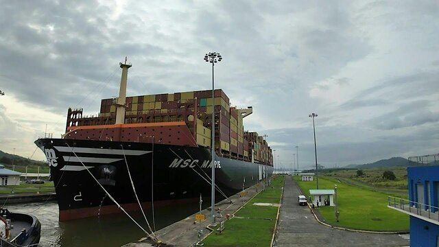 Buque con más de 17.000 contenedores bate récord en canal de Panamá | AFP