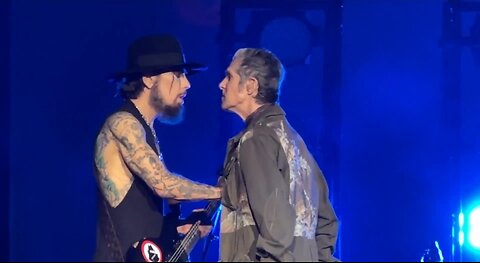 Jane's Addiction Concert Ends in Chaos As Perry Farrell Assaults Dave Navarro Onstage