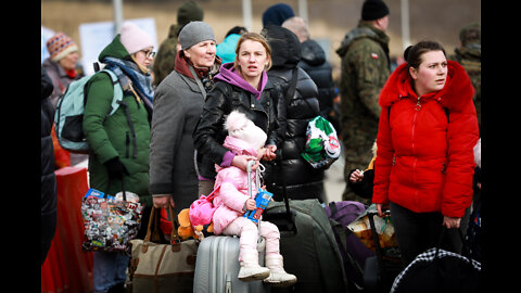 Volunteers Help Ukrainian Refugees at Polish Border