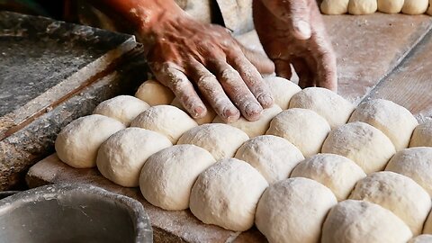 Indian Street Food - TRADITIONAL BREAD MAKING Srinagar Kashmir India