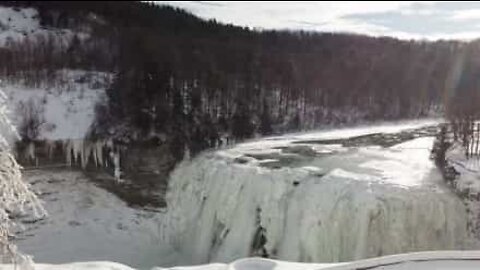 Dronefilm av frossen foss i New York