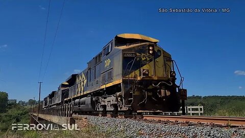 Trem da MRS sofrendo em subida da Ferrovia do Aço