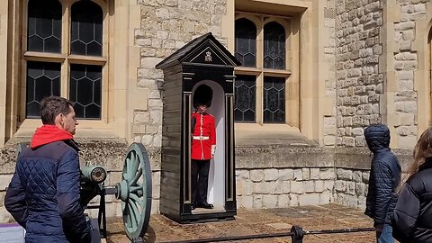 Welsh Guard shouts at tourist (GET OFF THE GATE) #toweroflondon