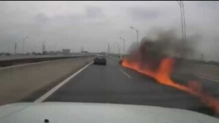 Carrinha em chamas desloca-se em autoestrada