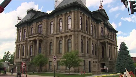 Crews replace Holmes Co. Courthouse cupola, missing since 1953