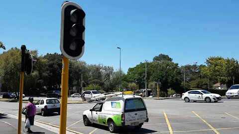 SOUTH AFRICA - Cape Town - Traffic lights out due to loadshedding at corner Paradise Rd and M3 (Video) (f2v)