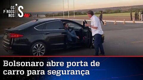 Cena de Bolsonaro abrindo porta de carro para uma mulher viraliza; veja vídeo