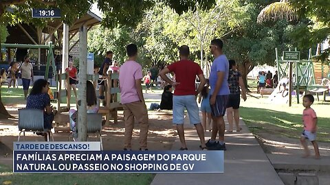 Tarde de Descanso: Famílias Apreciam a Paisagem do Parque Natural ou Passeio no Shopping de GV.