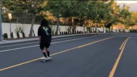 Un skateur chute alors qu'il se déplace à 50 km/h