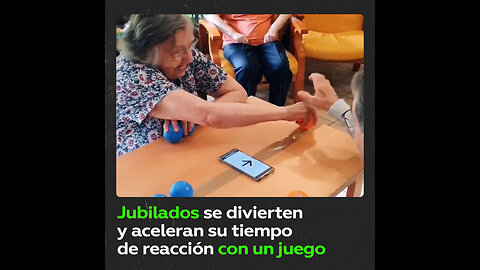 Ancianos se entretienen con un juego para acelerar su tiempo de reacción