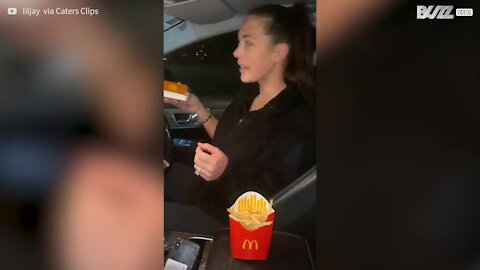 Jovem derruba comida de McDonald’s no carro