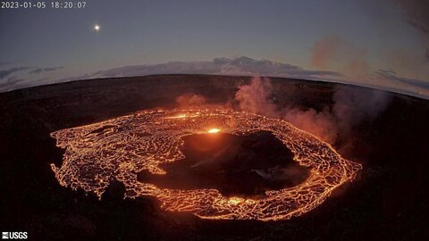 Hawaii's Kilauea Volcano Erupts Again As Summit Crater Glows