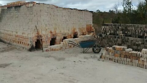 Caeira de tijolos já queimados tijolo baiano o verdadeiro