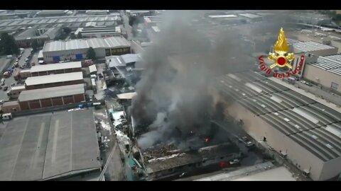 Chemical plant on fire near Milan: six injured and an impressive plume of smoke