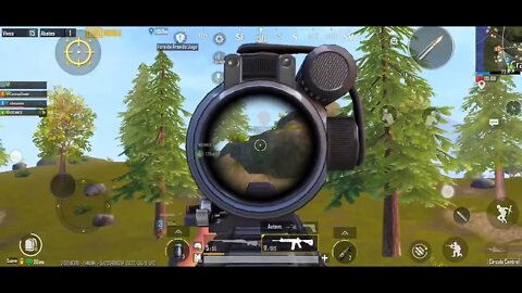 Granadeiro de formação, jogando PUBG Mobile.