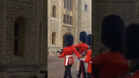 make way for the Queen's Guard tourists get in the way #toweroflondon