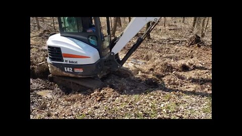 EXCAVATOR STUCK IN MUD! AGAIN!! CAN I GET IT OUT ON MY OWN? Bobcat e42