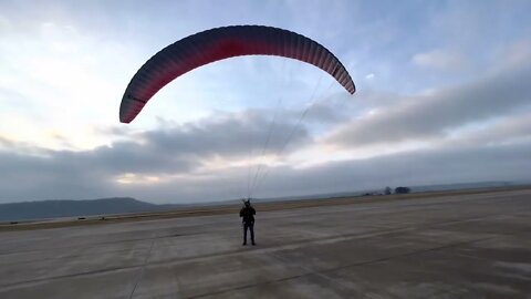 New students learning to kite/ Ground Handle a wing. First step to learn to fly a #paramotor