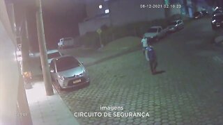 Gov Valadares: Câmeras de segurança flagram trio furtando casa no bairro Grã-Duquesa