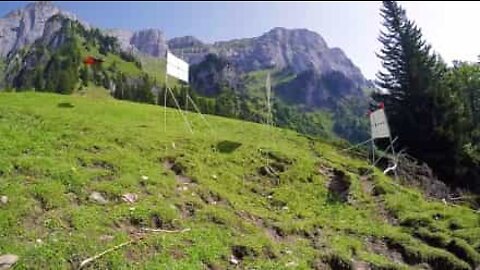 Première mondiale: cet homme réalise une triple cible lors d'un saut en base jump