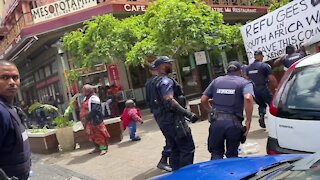 SOUTH AFRICA - Cape Town - Refugees violently removed from Cape Town CBD (Video) (hxR)