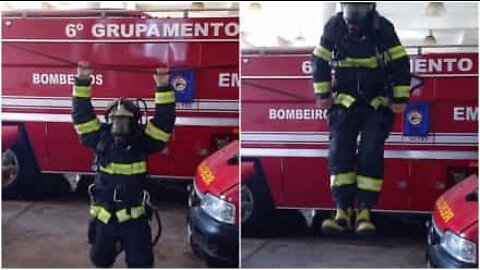 Bombeiro totalmente equipado faz ginástica